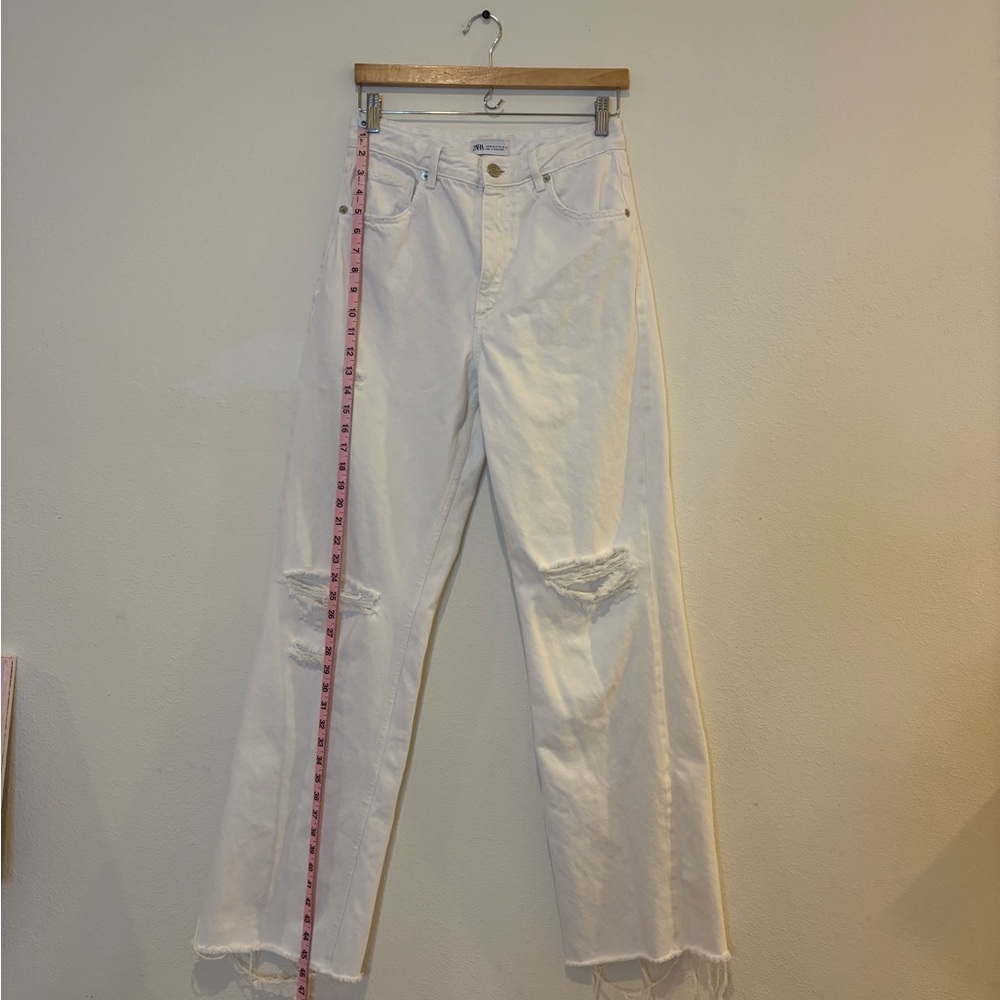 Zara White Straight Leg Jeans with Distressed Knee size 6 excellent condition